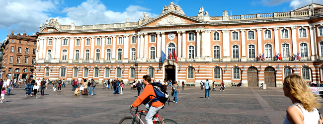Place du Capitole in Toulouse – Sprachreisen Frankreich Der Place du Capitole in Toulouse mit dem prächtigen Rathaus und belebtem Platz, ein Highlight bei einer LISA! Sprachreise für Schüler