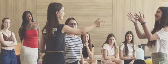 Jugendliche in einem Klassenzimmer bei einm Spiel bei einer Schülersprachreise in Toulouse