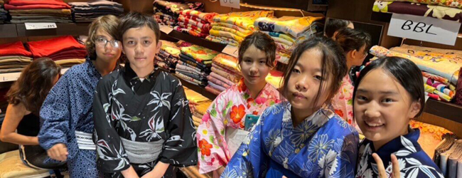 Kimono tragen in einem Geschäft bei einer Sprachreise für Schüler in Tokio Kinder im Kimono in einem Geschäft bei einer Schülersprachreise in Tokio