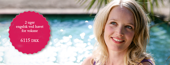 Tilbud på en 2-ugers sprogrejse ved havet med en dame og havet i baggrunden