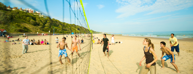LISA-sprachreisen-schueler-englisch-bournemouth-park-sport-strand-volleyball-meer-spass-sonne-freizeitprogramm